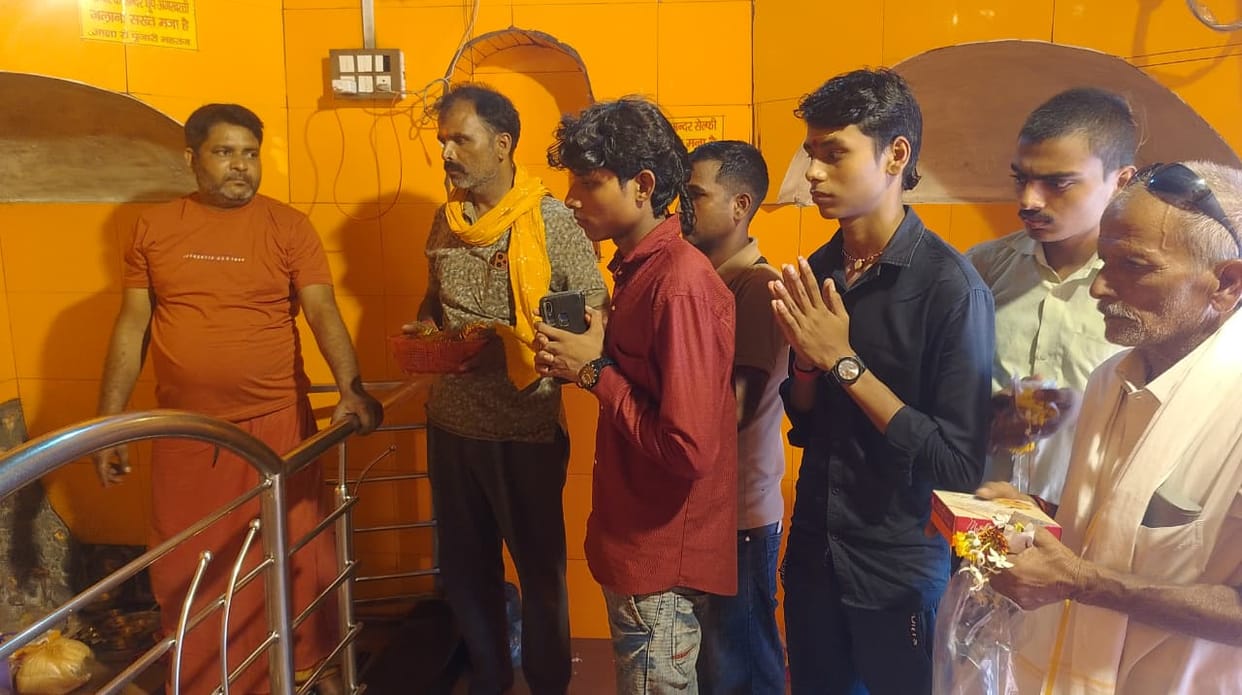 Devotees bowed their heads at the feet of Goddess Kalikan.