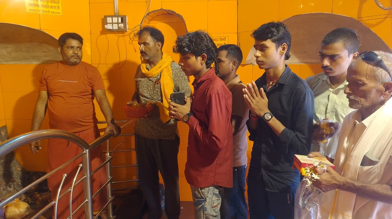 संग्रामपुर स्थित कालिकन धाम में दर्शन करते श्रद्धालु। -संवाद