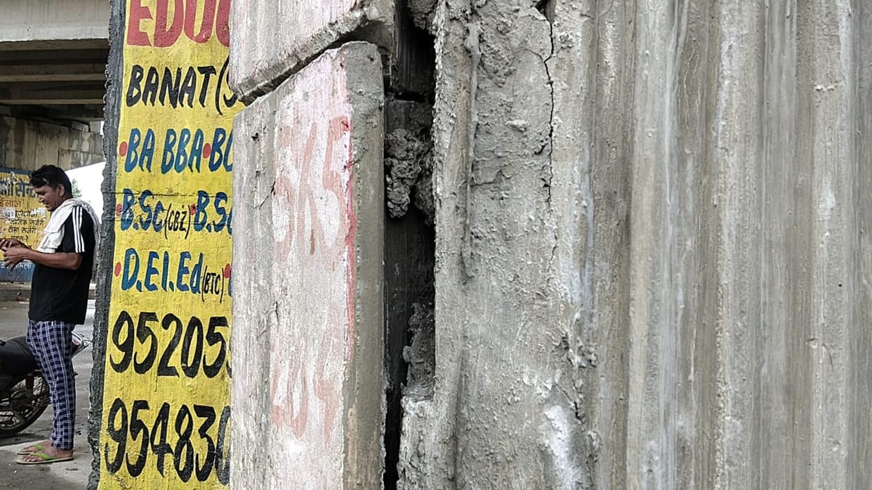 Rainwater leakage from the Senhta overbridge; risk of accidents.