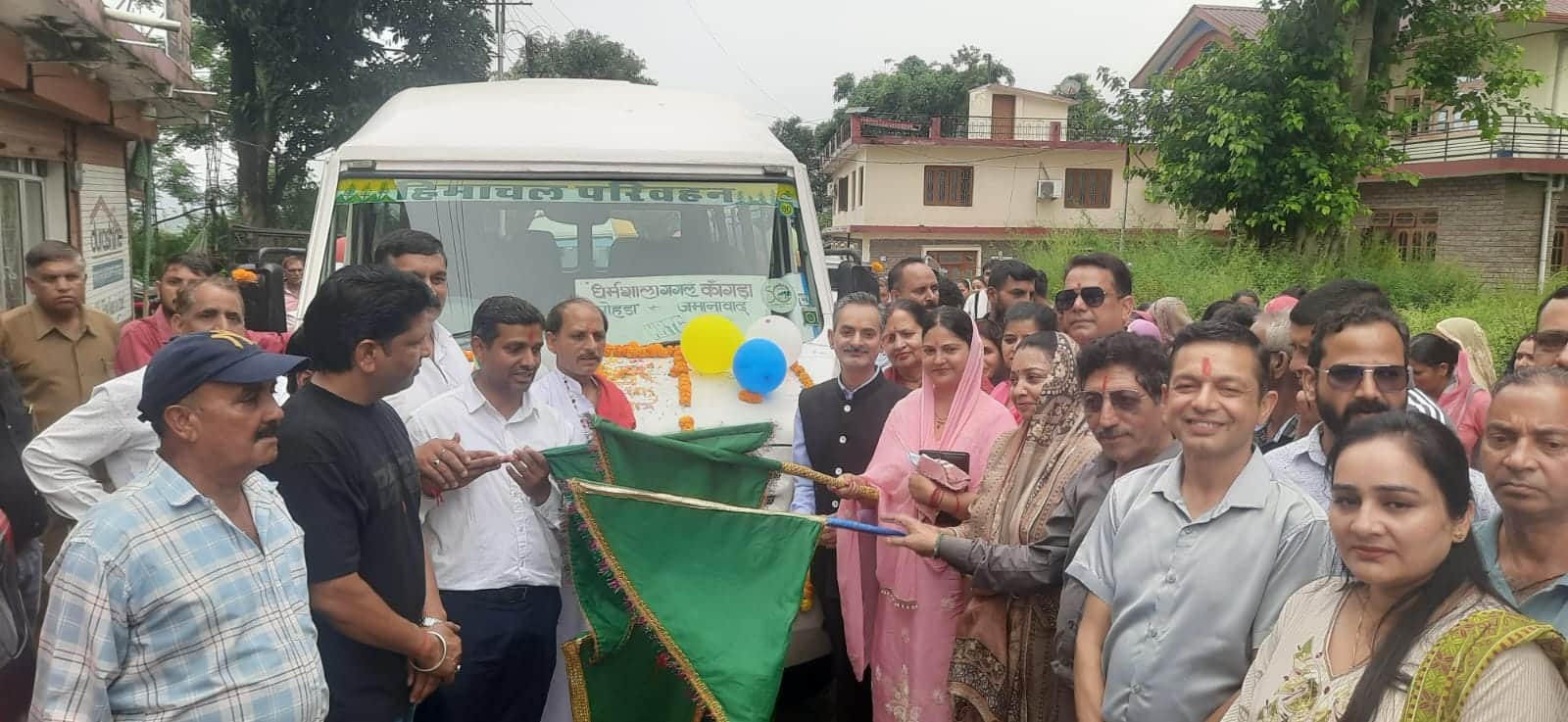 सहौड़ा में बस को हरी झंडी दिखाते परिवहन निगम उपाध्यक्ष अजय वर्मा व अन्य। -संवाद