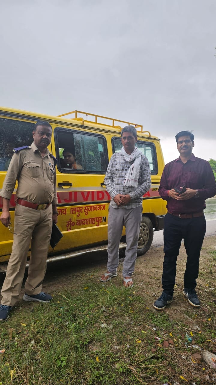 स्कूली वाहनों की जांच करते अधिकारी। एआरटीओ