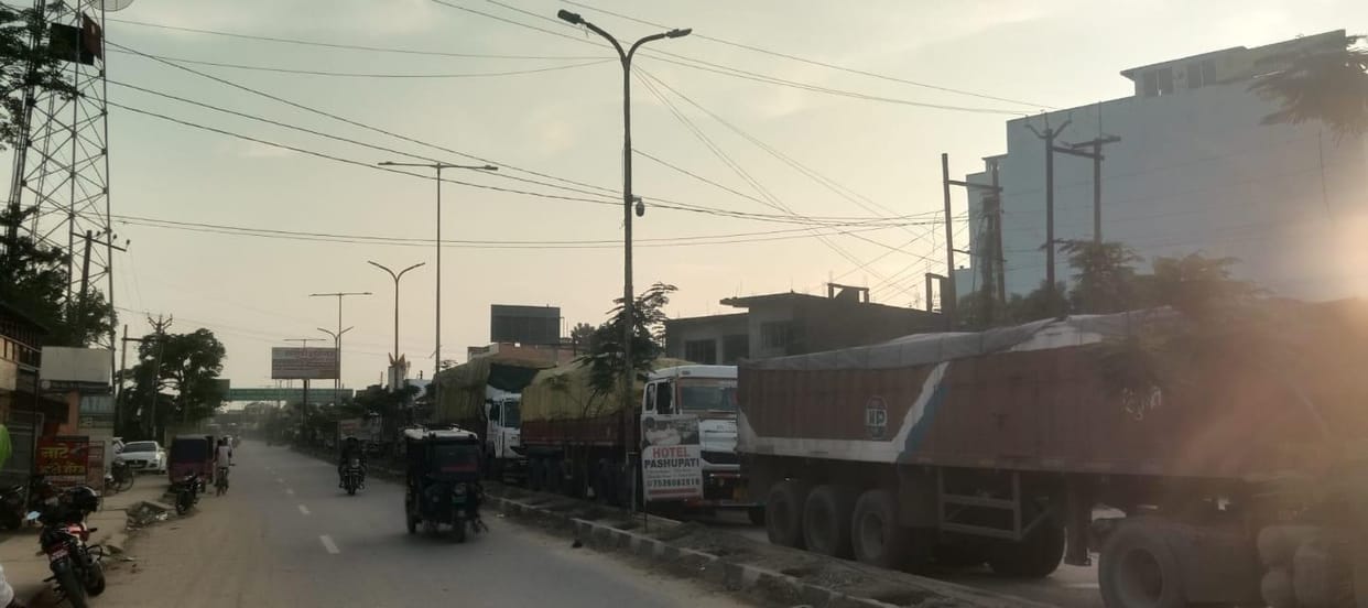Traffic jam persists; Sonauli border remained open until midnight.