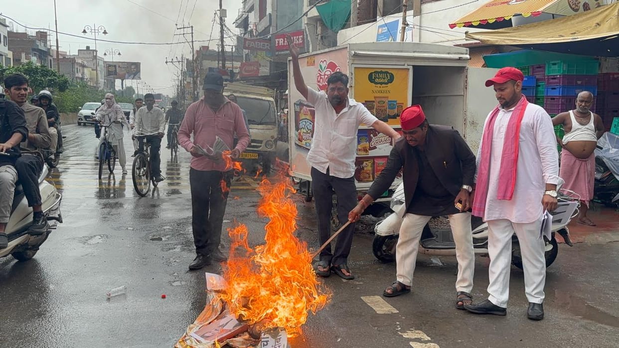 SP workers burned the effigy of the Minister of State.