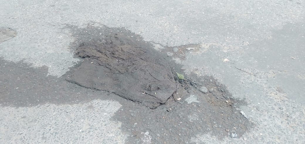 सपड़ी में बोरी से ढका गया गड्ढा। संवाद