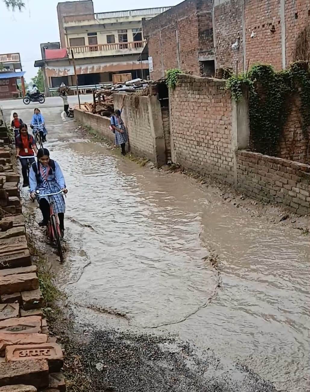 Waterlogging in 28 neighborhoods and on 90 roads across the city due to rain