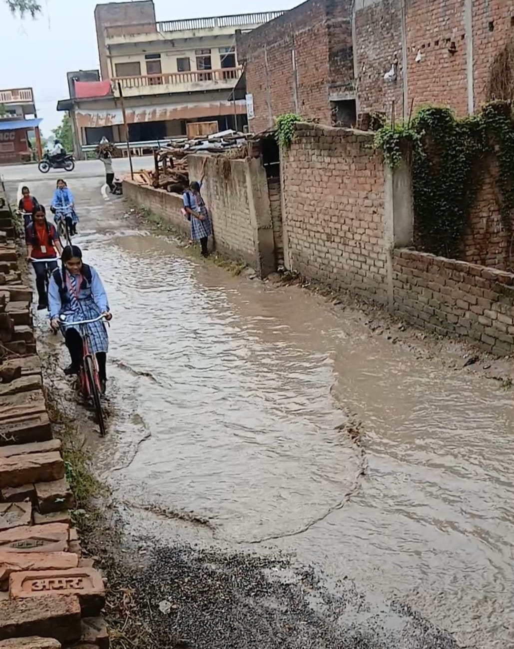 Waterlogging in 28 neighborhoods and on 90 roads across the city due to rain