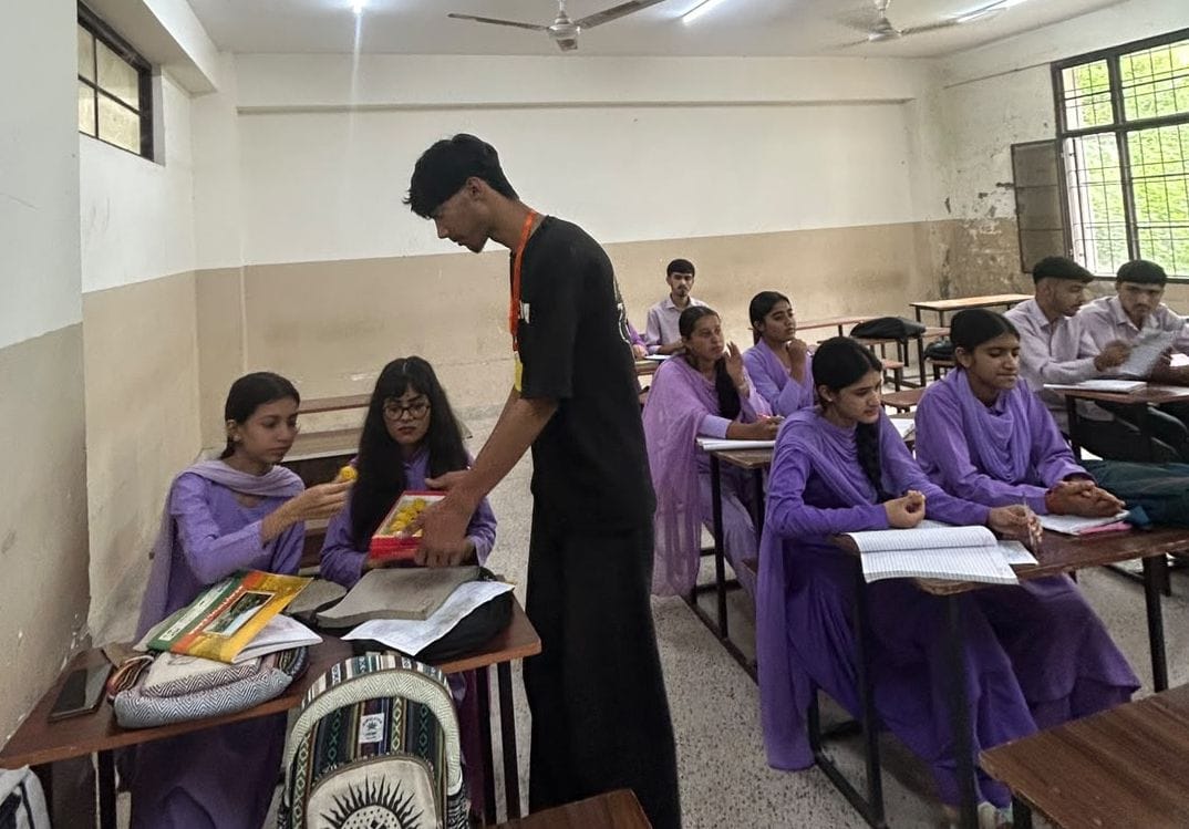 abvp celebrated sathapna divas in sanskrit college