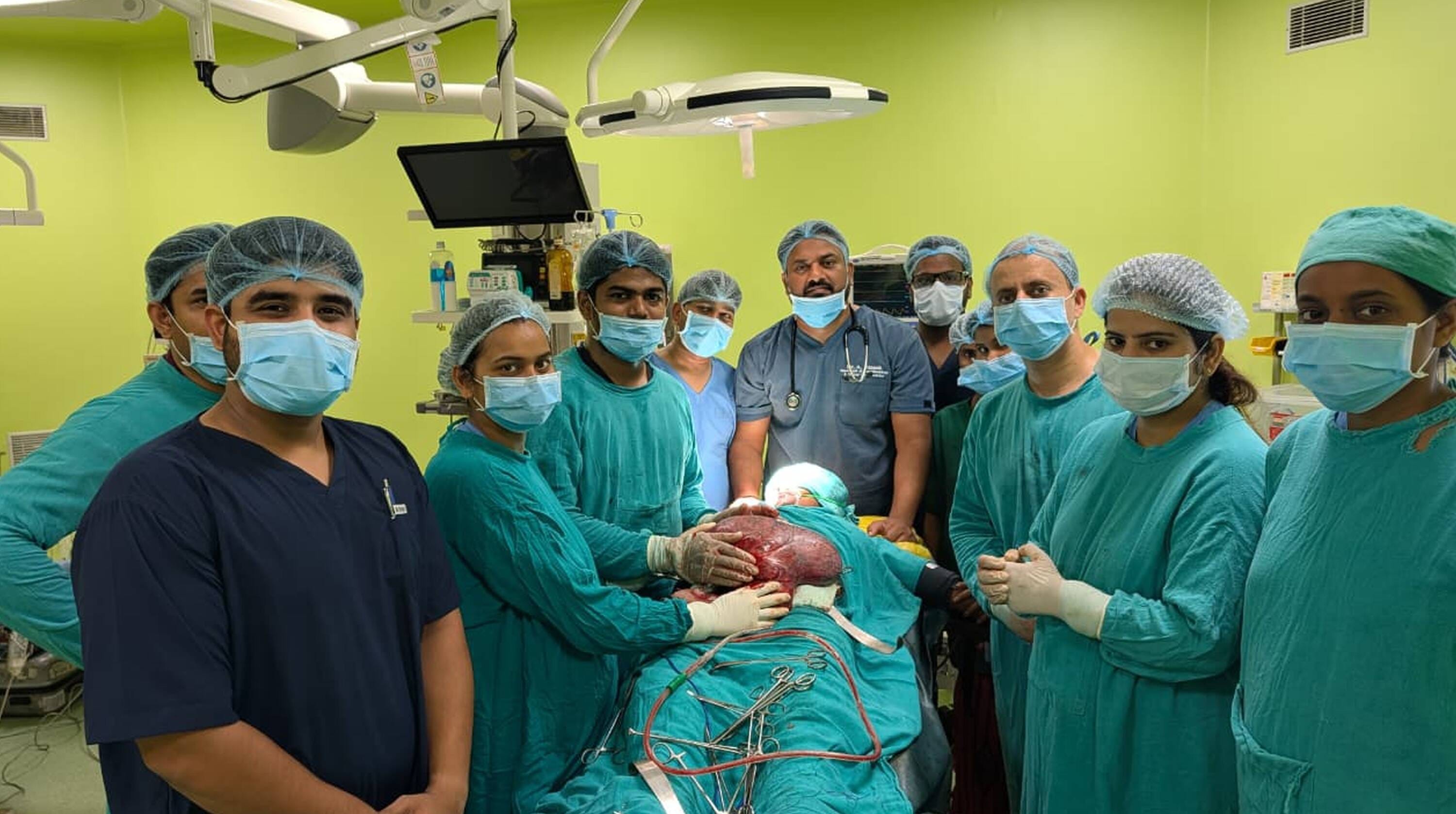  स्वशासी राज्य चिकित्सा महाविद्यालय के सर्जरी विभाग में महिला का ऑपरेशन करने के बाद चिकित्सकों 