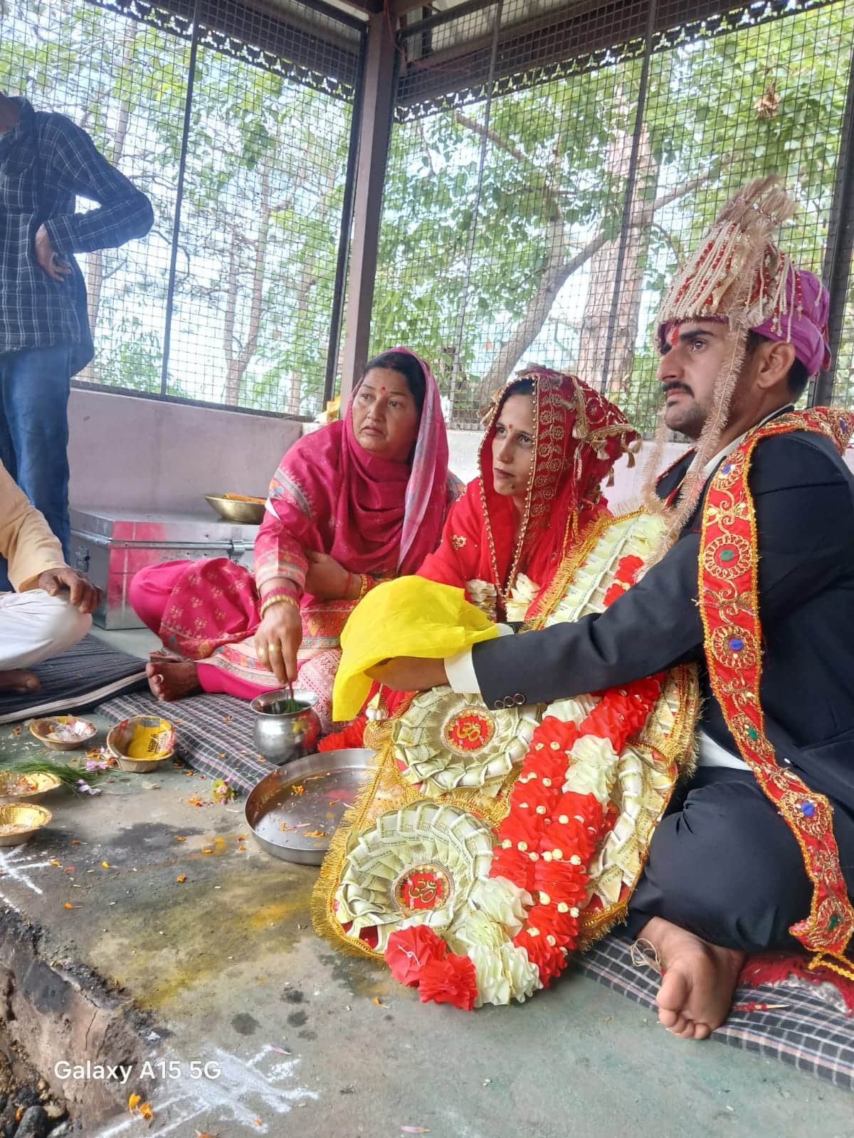 शाहपुर के चमड़ेरा गांव में बहू रंजना का कन्यादान करतीं सास विमला देवी। -स्रोत : जागरुक पाठक