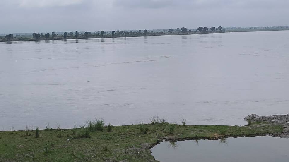 Rising Threat: Gandak water level rose by 5 cm in eight hours.