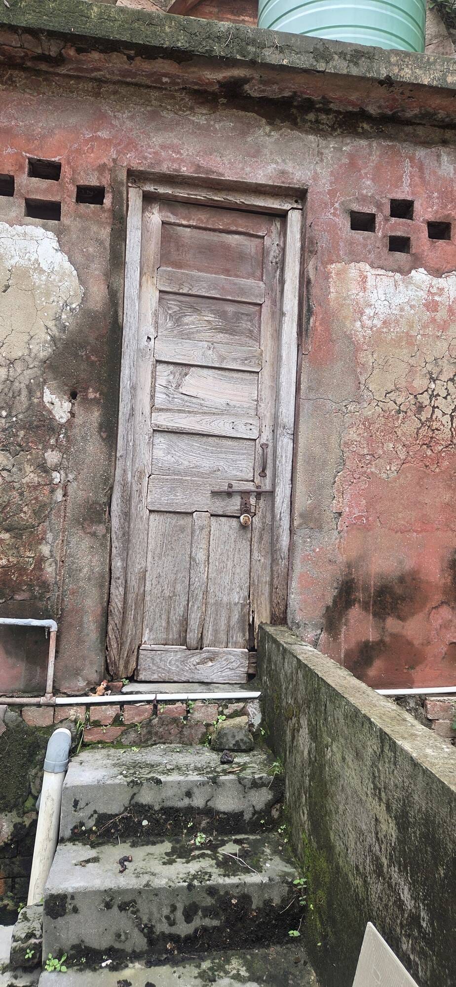 Prayagraj News: दफ्तर खुला... शौचालय में ताला