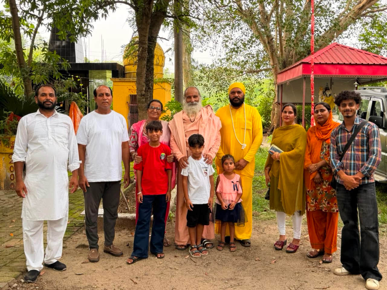 श्री शिव शक्ति आश्रम तपोभूमि पनियाला में प्रवचन के दौरान भक्तों के साथ सामूहिक चित्र में। आयोजक