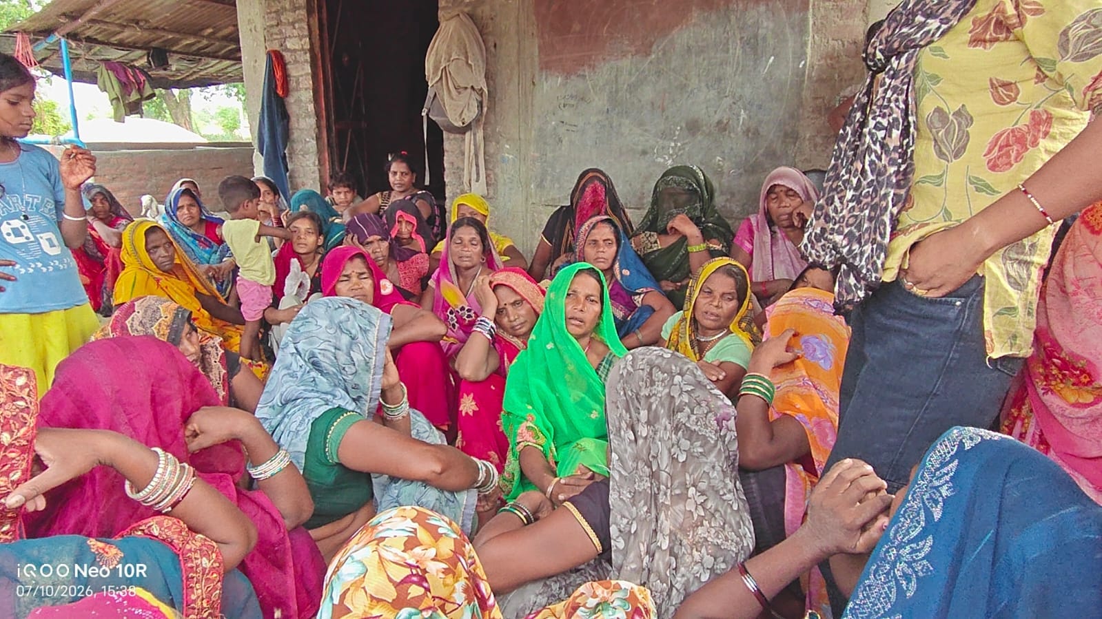 शिव प्रसाद की मौत के बाद रोते-बिलखते पीड़ित परिजन। संवाद