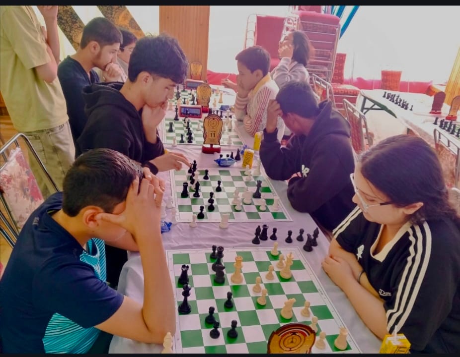 District chess tournament begins in Theog; 185 players are participating.