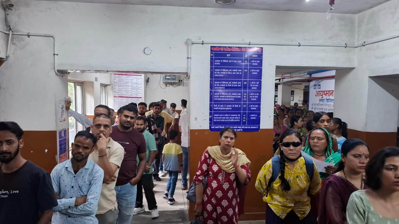 धर्मशाला अस्पताल के पर्ची काउंटरों पर लगी लाइनें। अमर उजाला