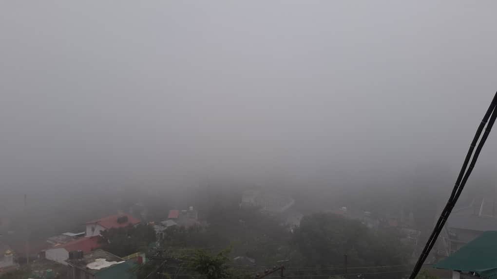 धर्मशाला में शाम के समय छाई धुंध के कारण कम हुई विजिबिलिटी। अमर उजाला