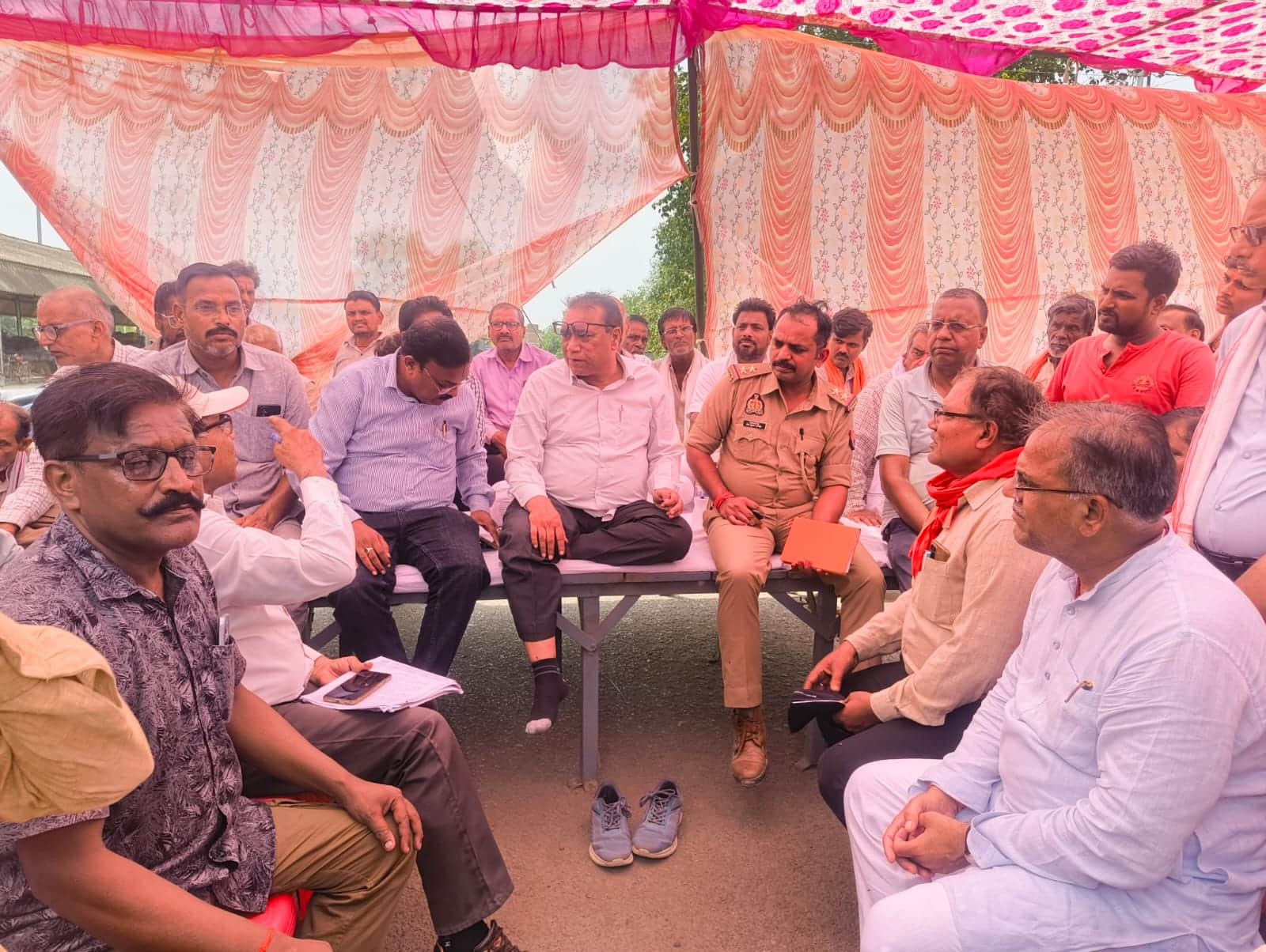 धरने के दौरान व्यापारियों से वार्ता करते सिटी मजिस्ट्रेट। स्रोत: व्यापारी