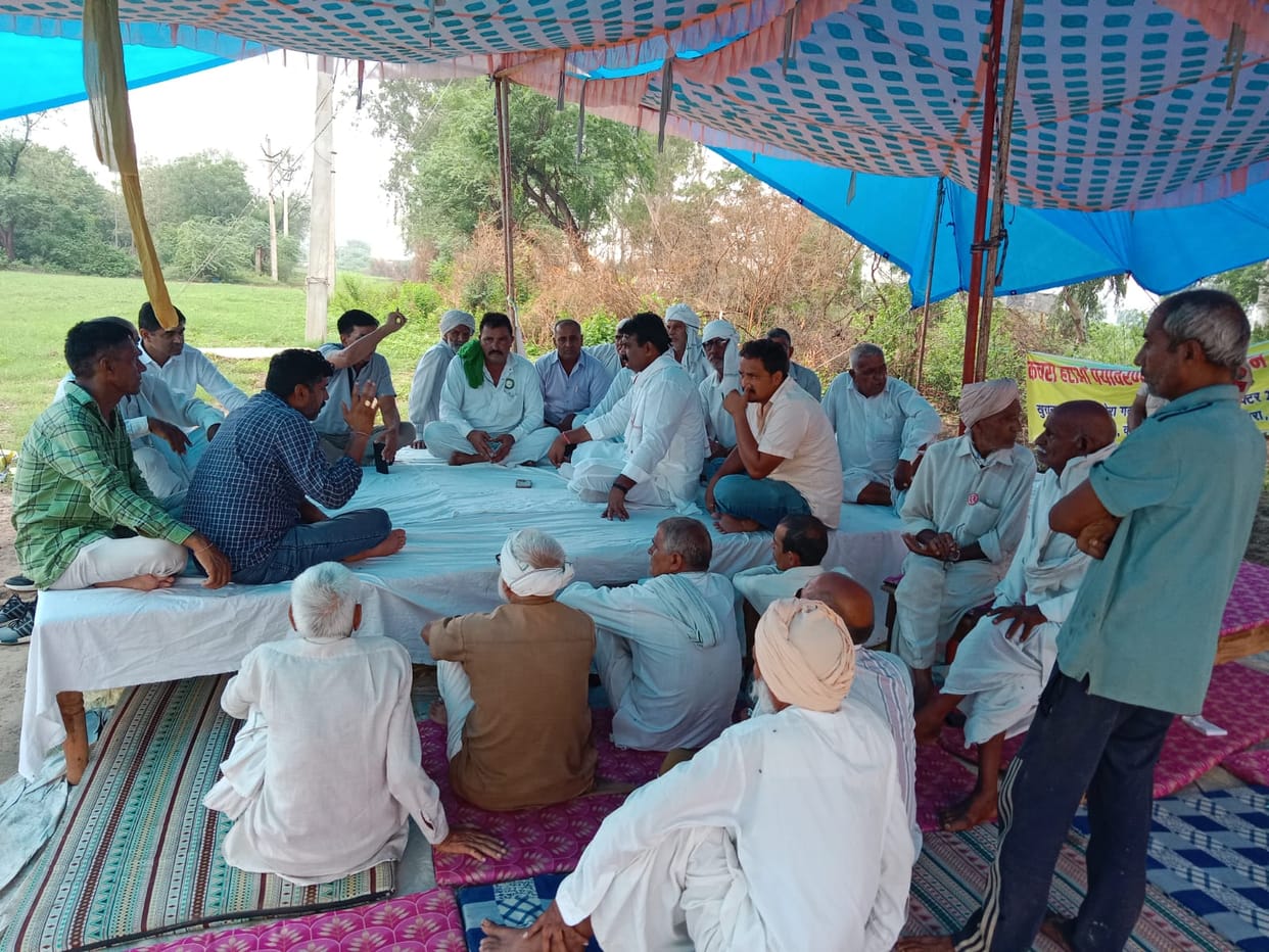 MLA Devendra Hans extended support to the protest.