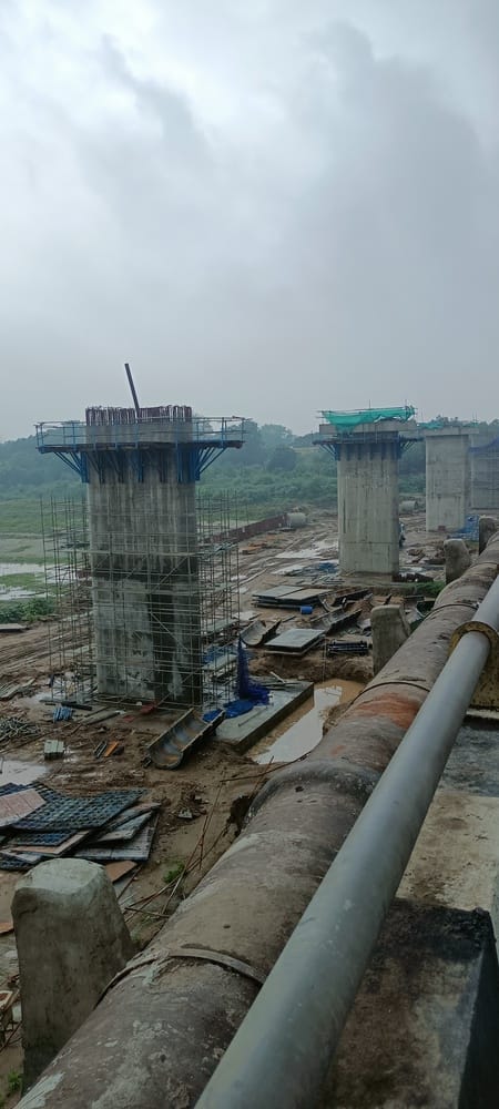 Agra News: मेट्रो के लिए यमुना पर चार पिलर का हुआ निर्माण