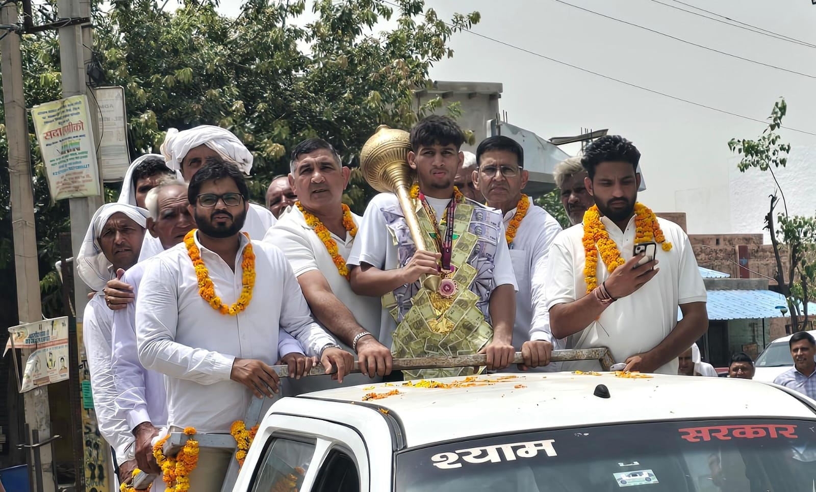 12jjrp12- झज्जर। गांव सिलानी में सम्मान समारोह के दौरान खिलाड़ी अरमान। संवाद