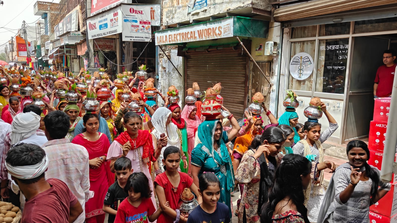 12jjrp14- बेरी में आयोजित कलश यात्रा में शामिल महिलाएं व अन्य श्रद्धालु। संवाद