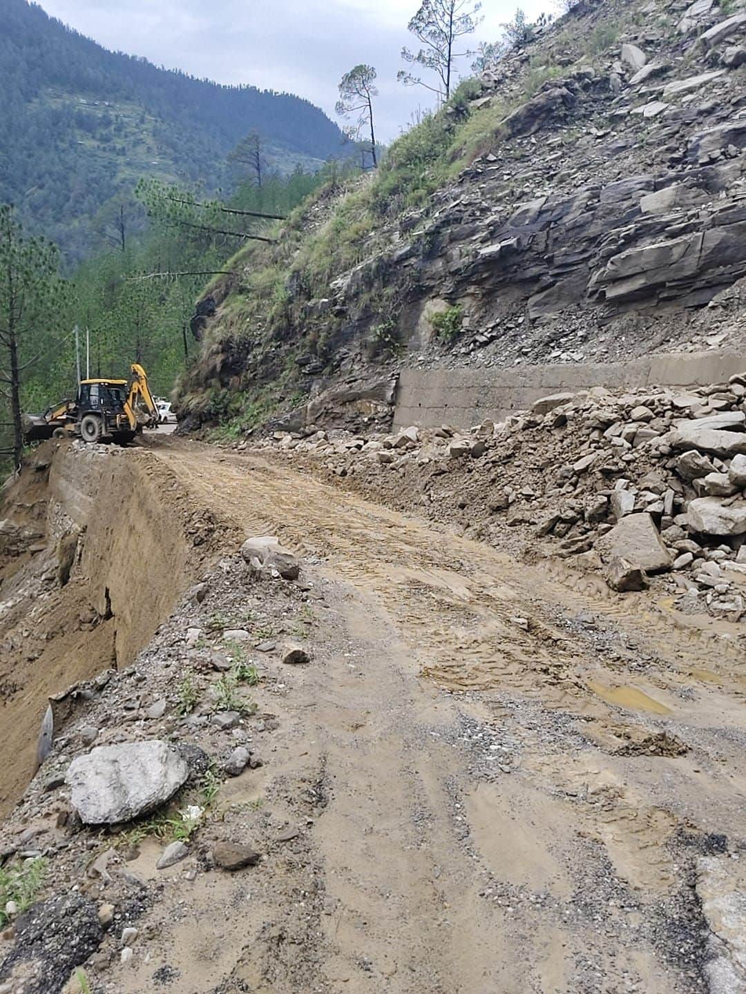 Fadelnala becomes a headache on NH-305; 500-meter landslide zone repeatedly disrupts traffic.