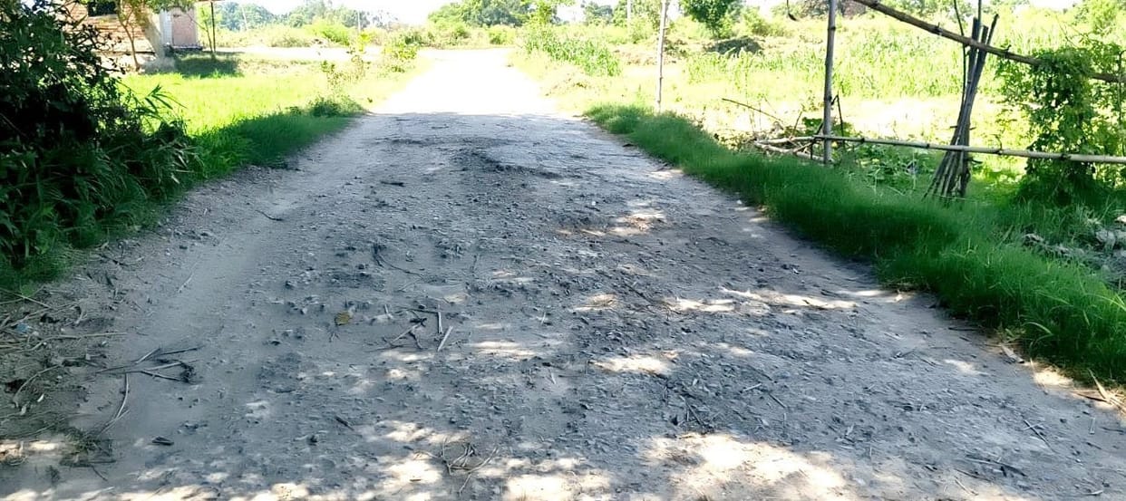The 3 km stretch from Amar Shaheed Inter College to Badhra is in bad shape, commuters are troubled