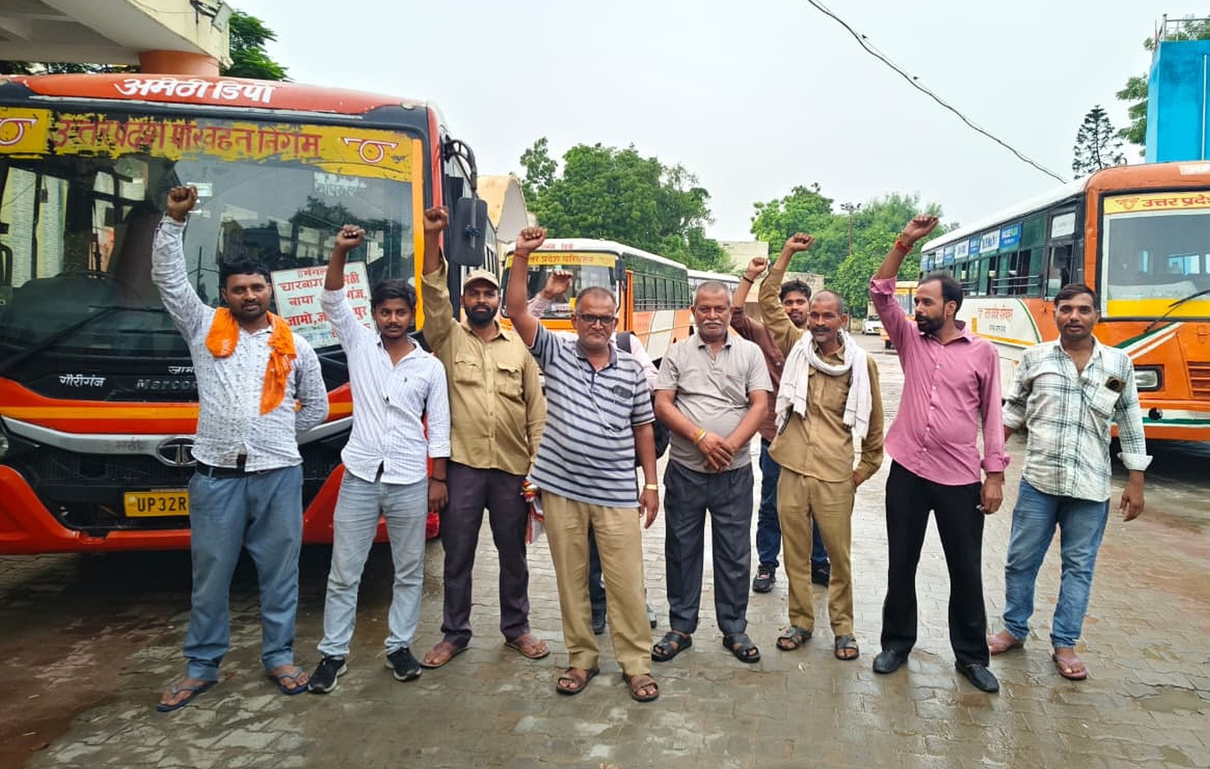 अमेठी बस स्टाप पर प्रदर्शन करते परिवहन निगम बसों के चालक। स्रोत: स्थानीय नागरिक