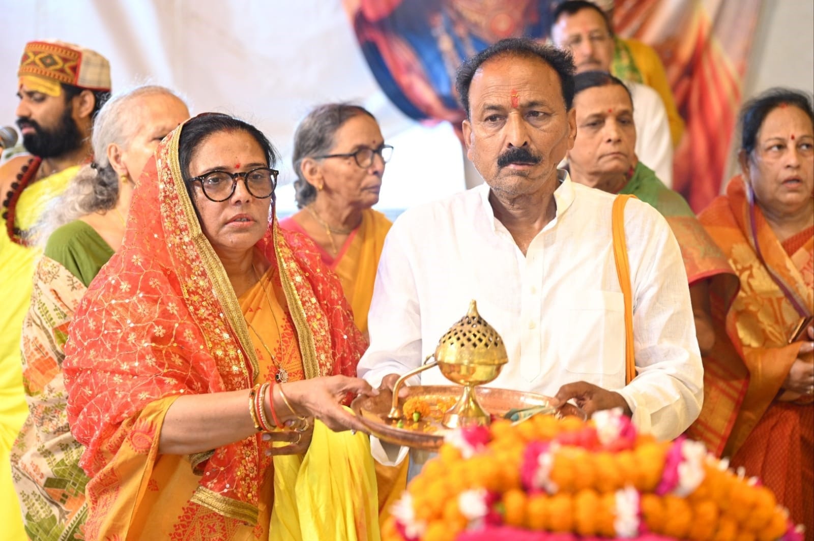 अनूपशहर के श्री शनि महादेव धाम में चल रहे प्राण प्रतिष्ठा महोत्सव में आरती करते भक्त। स्रोत: आय