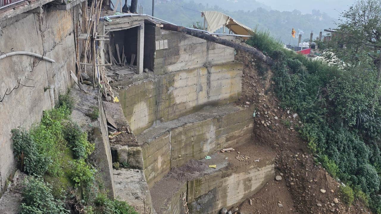 अवाहदेवी माता मंदिर में लिफ्ट निर्माण के लिए लगा डंगा। संवाद