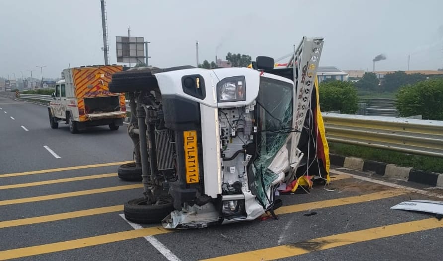 Pickup truck overturns after hitting e-rickshaw on Highway-9; driver dies.