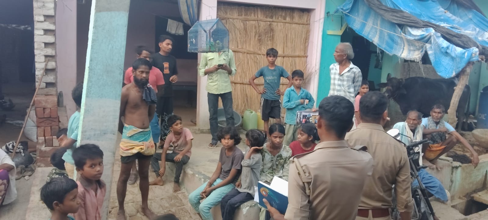 बालकमऊ मे करंट लगने से मौत पुलिस व ग्रामीणों की लगी भीड़। संवाद