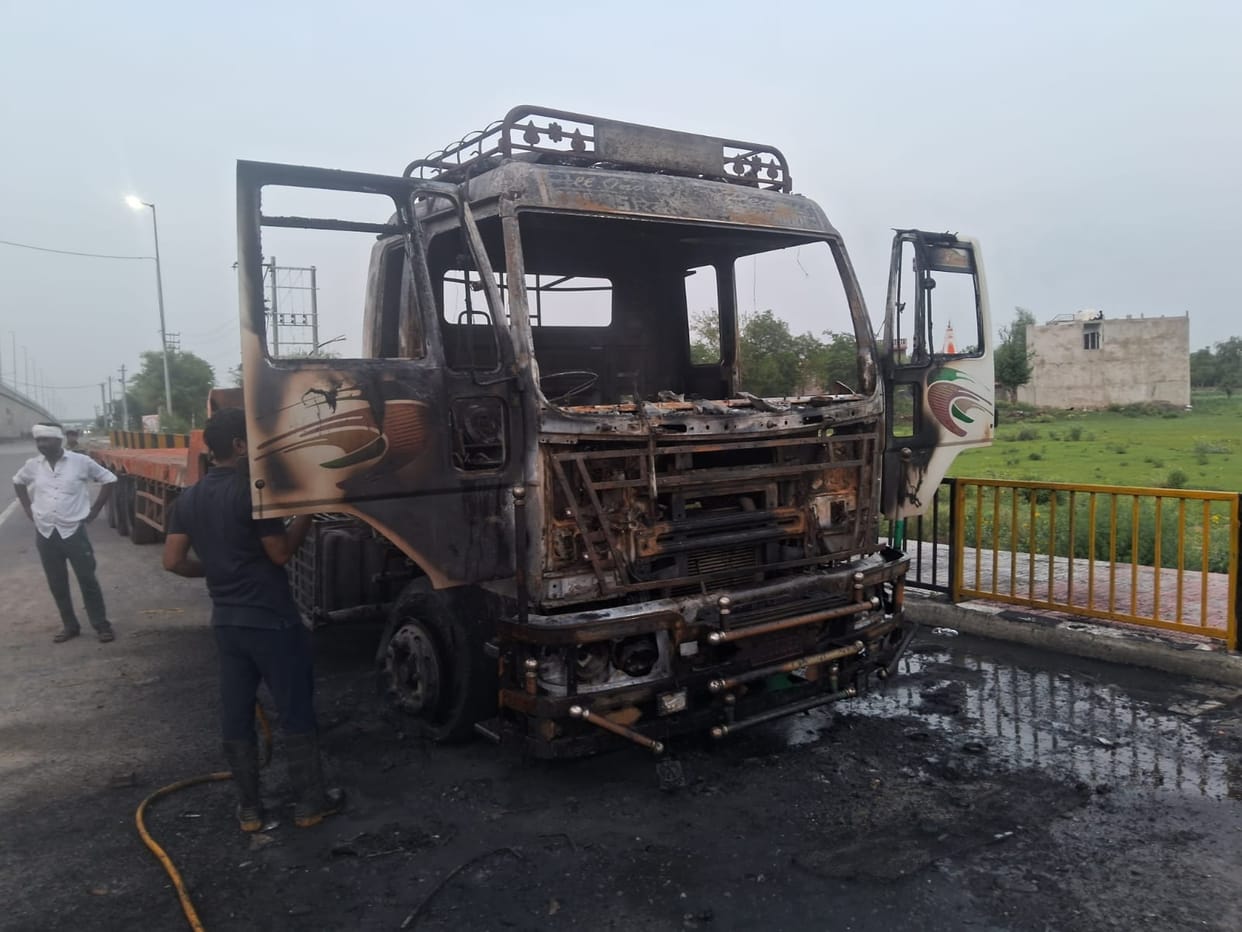 Massive fire breaks out in truck heading from Delhi to Bawal due to short circuit.