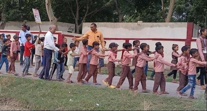 बरसठी क्षेत्र के गोरापट्टी प्राथमिक विद्यालय में स्कूल चलो अभियान के तहत रैली निकालते बच्चे। स्