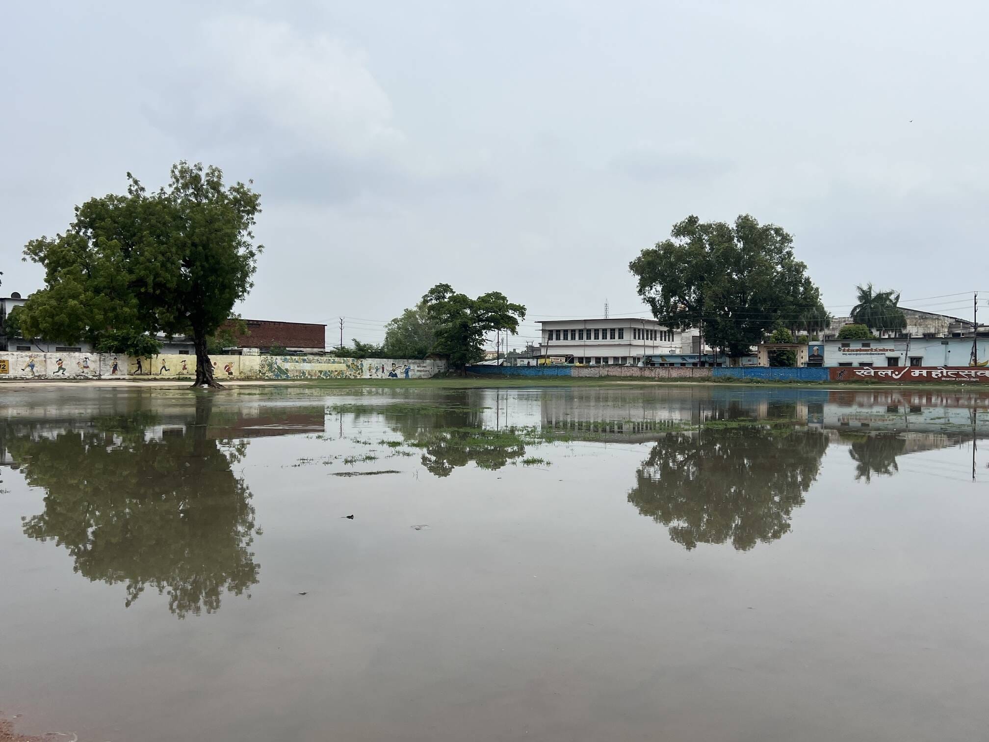 बारिश के बाद नगर के जीवनराम छात्रावास के मैदान में भरा पानी।संवाद