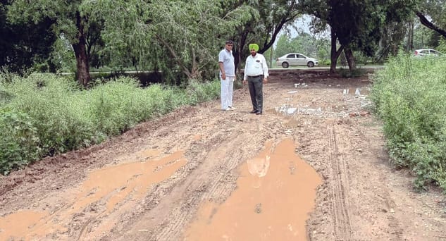 बराड़ा की फतेह सिंह कॉलोनी में सड़क की बद्दतर हालत। संवाद