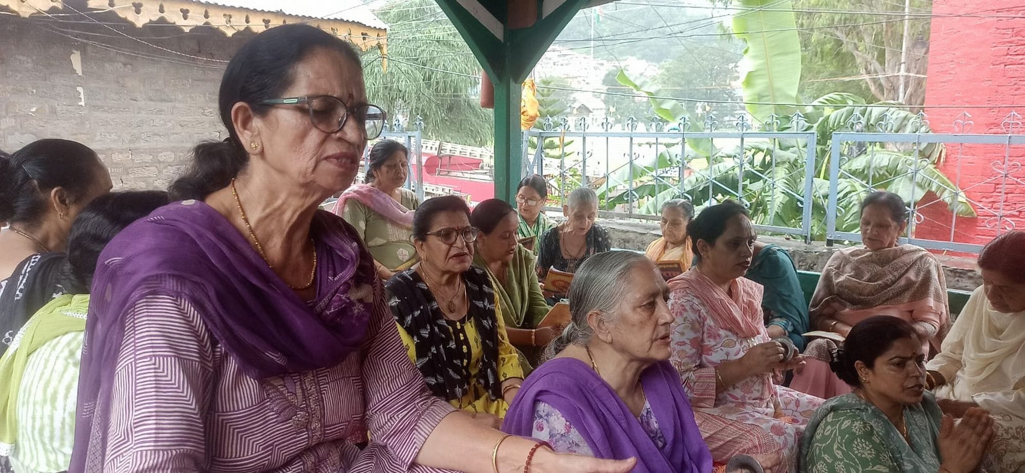 चंबा के हरिराय मंदिर में भजन कीर्तन करती महिलाएं।संवाद