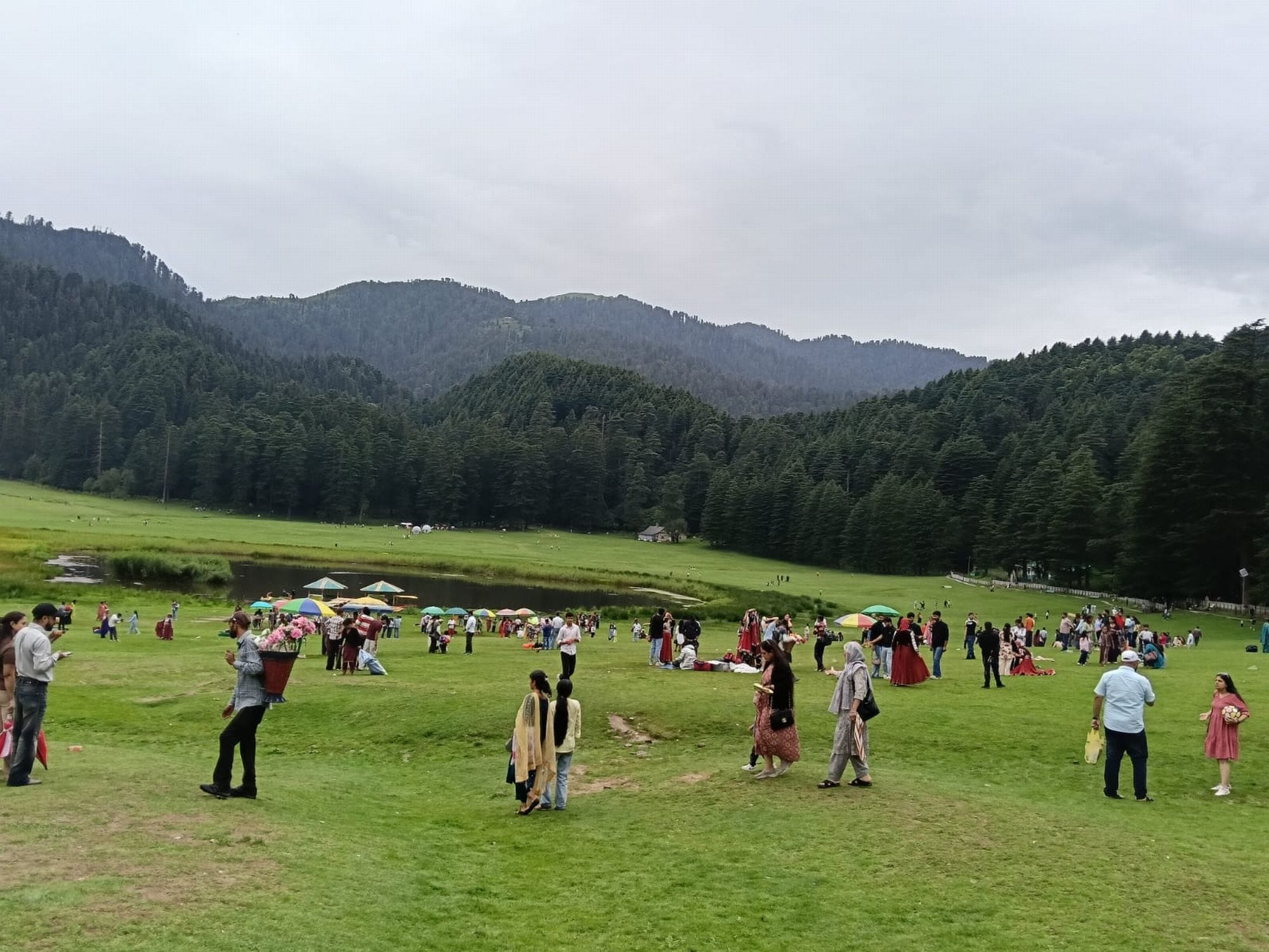 चंबा के खज्जियार में चहल कदमी करते पर्यटक।संवाद