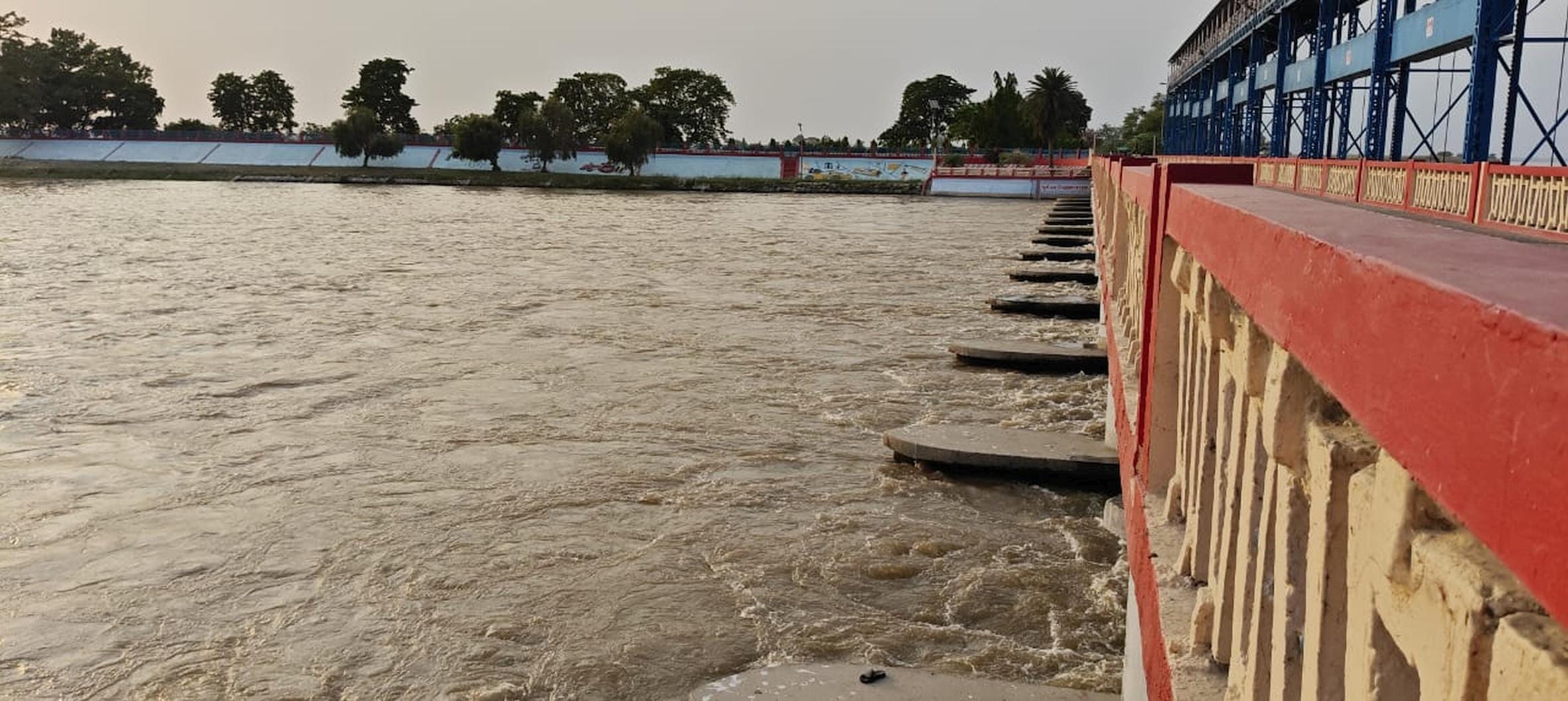 चौधरी चरण सिंह गिरिजापुरी बैराज पर बढ़ा जलस्तर। -संवाद