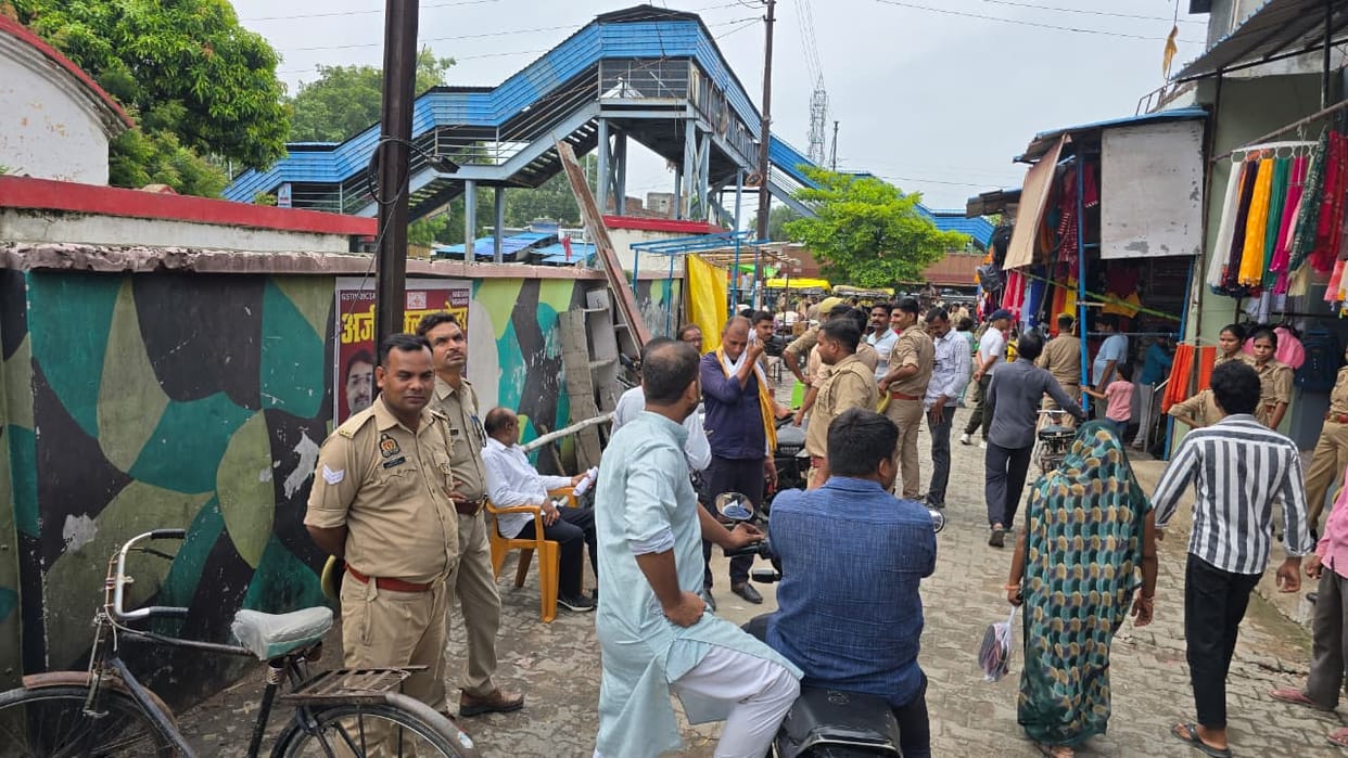 Police removed encroachments from the Cantonment Market.