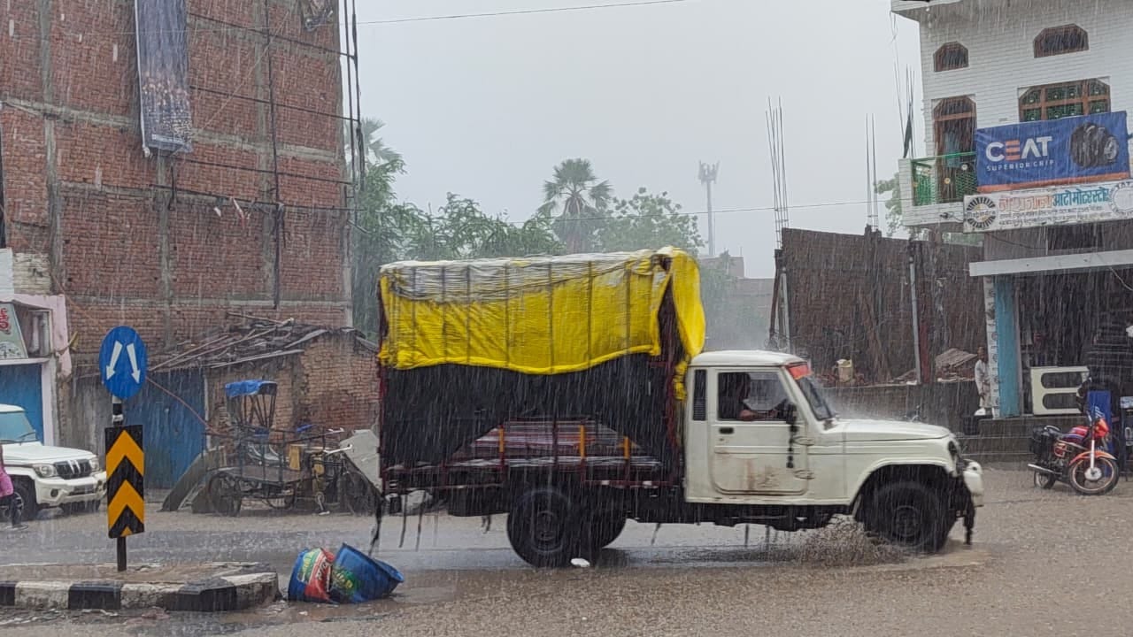 एनएच-31 पर पिकअप में लदे सामानों को बचाने के लिए तिरपाल बांध करते अपने को जाती वाहन।संवाद