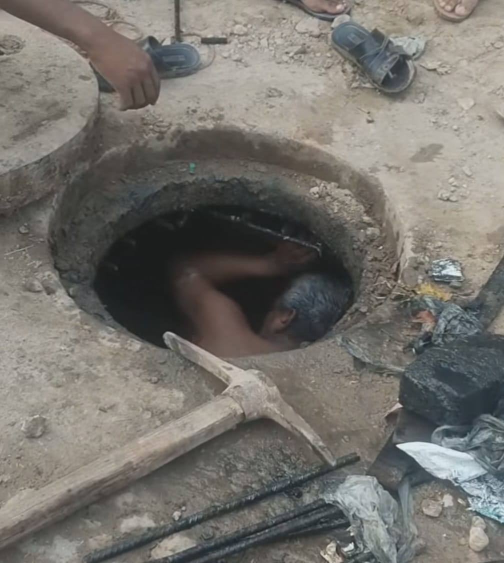 Manhole cleaning being carried out without safety measures amidst the danger of deadly gases.