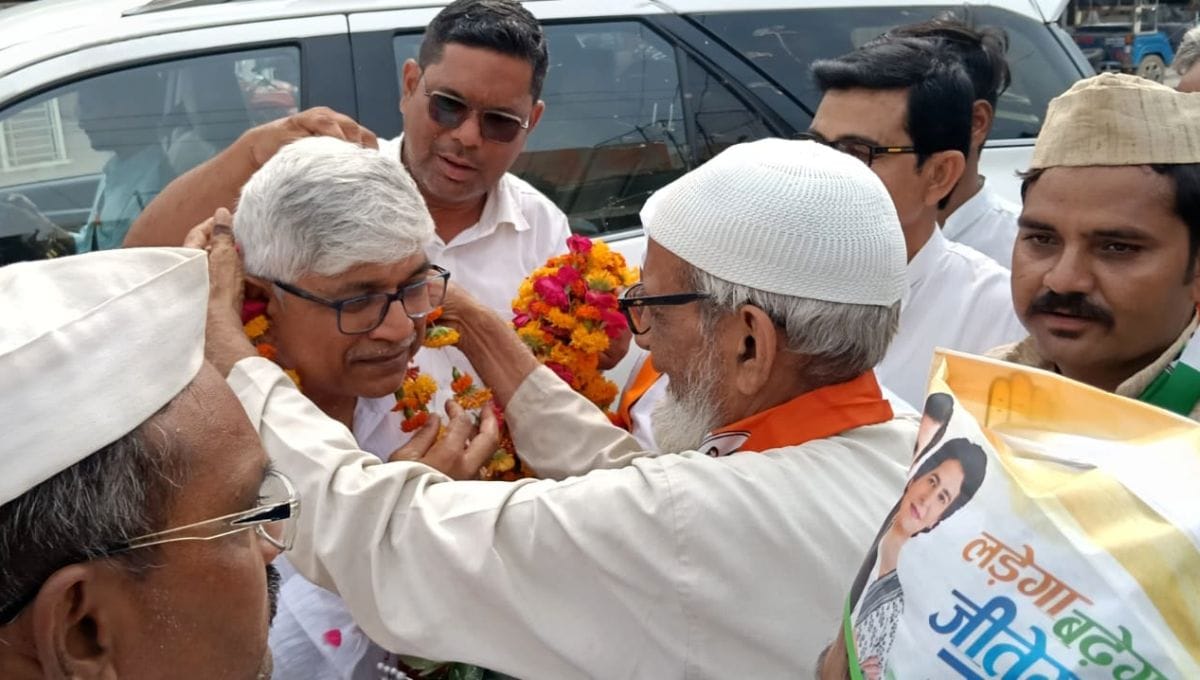 Party workers welcomed the Congress state in-charge.
