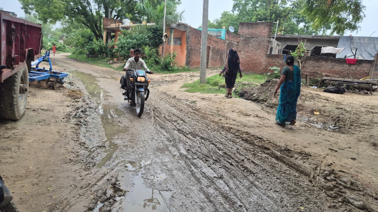 फोटो-12, गड्ढों में तब्दील गांव नवादा दोयम मार्ग से रैसेपुर संपर्क मार्ग। संवाद