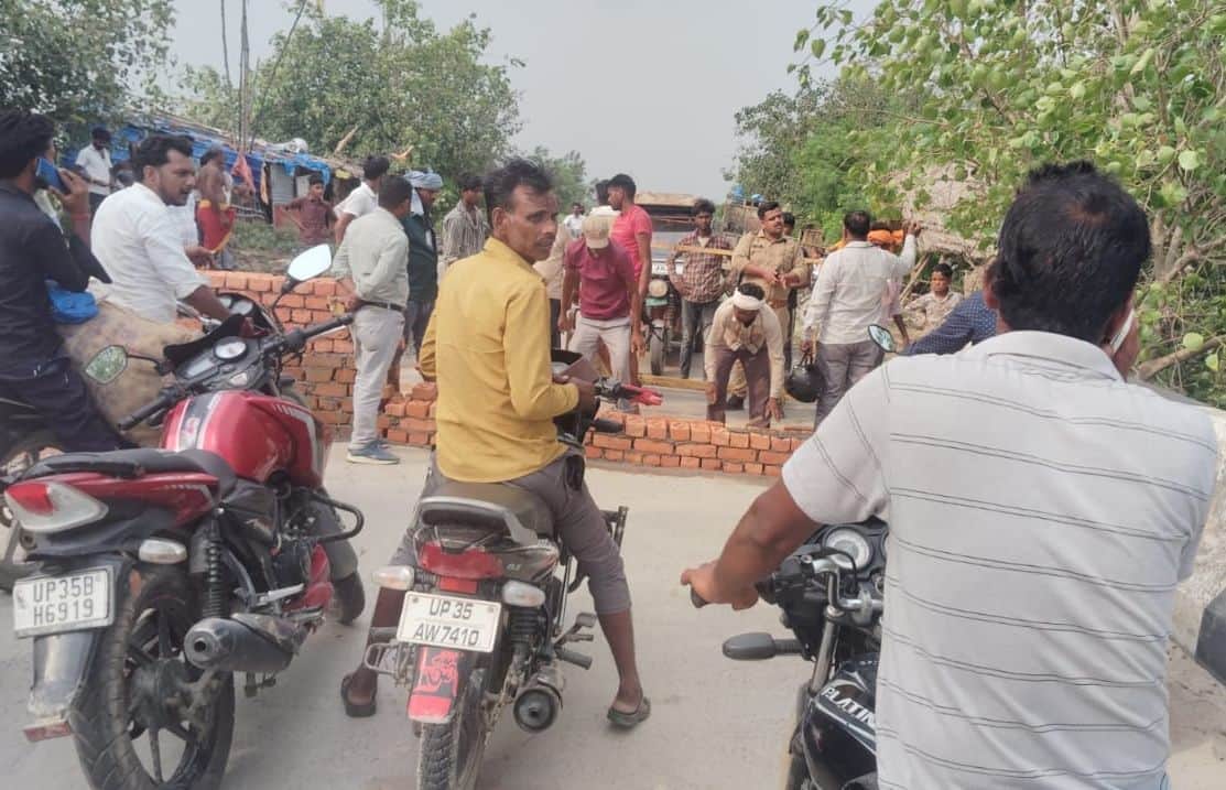 फोटो-17- कालीमिट्टी-शिवराजपुर मार्ग के वैकल्पिक रास्ते पर आवागमन बंद करने के लिए पुल के मुहाने 
