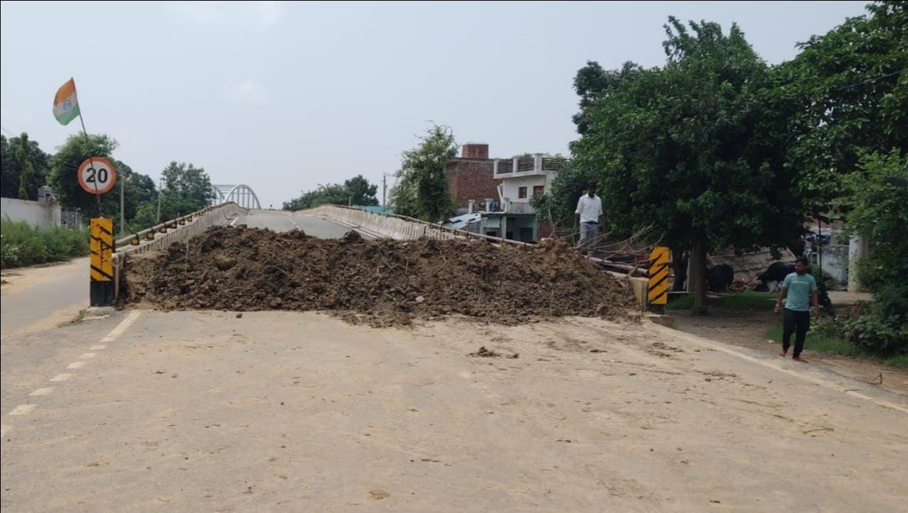 फोटो-18, शुकरुल्लापुर ओवरब्रिज के दोनों तरफ ऊंचाई वाली मिट्टी डालकर बंद किया आवागमन। संवाद