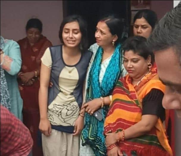 फोटो-26- बहन की मौत पर बिलखती छोटी बहन प्रिया व अन्य परिजन। संवाद