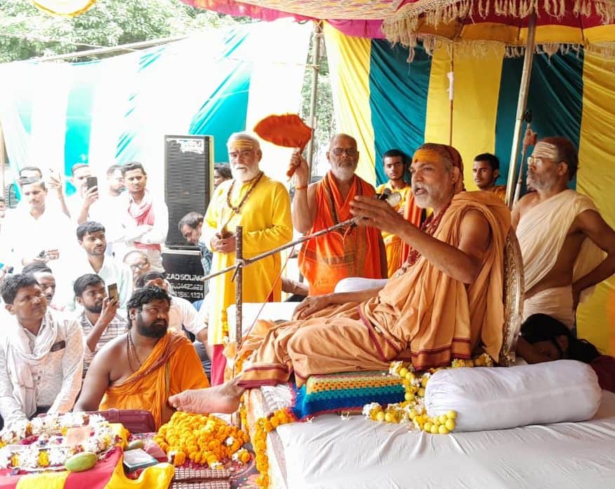 फोटो-29- बीघापुर के संदोही देवी मंदिर में धर्मसभा को संबोधित करते शंकराचार्य स्वामी अविमुक्तेश