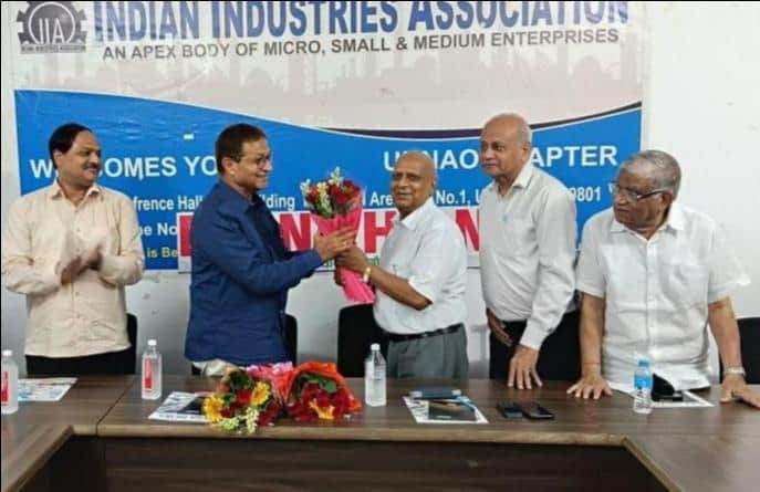 फोटो-30- पदभार ग्रहण करते पर चैप्टर चेयरमैन का बुके देकर स्वागत करते आईआईए के पदाधिकारी। स्रोत