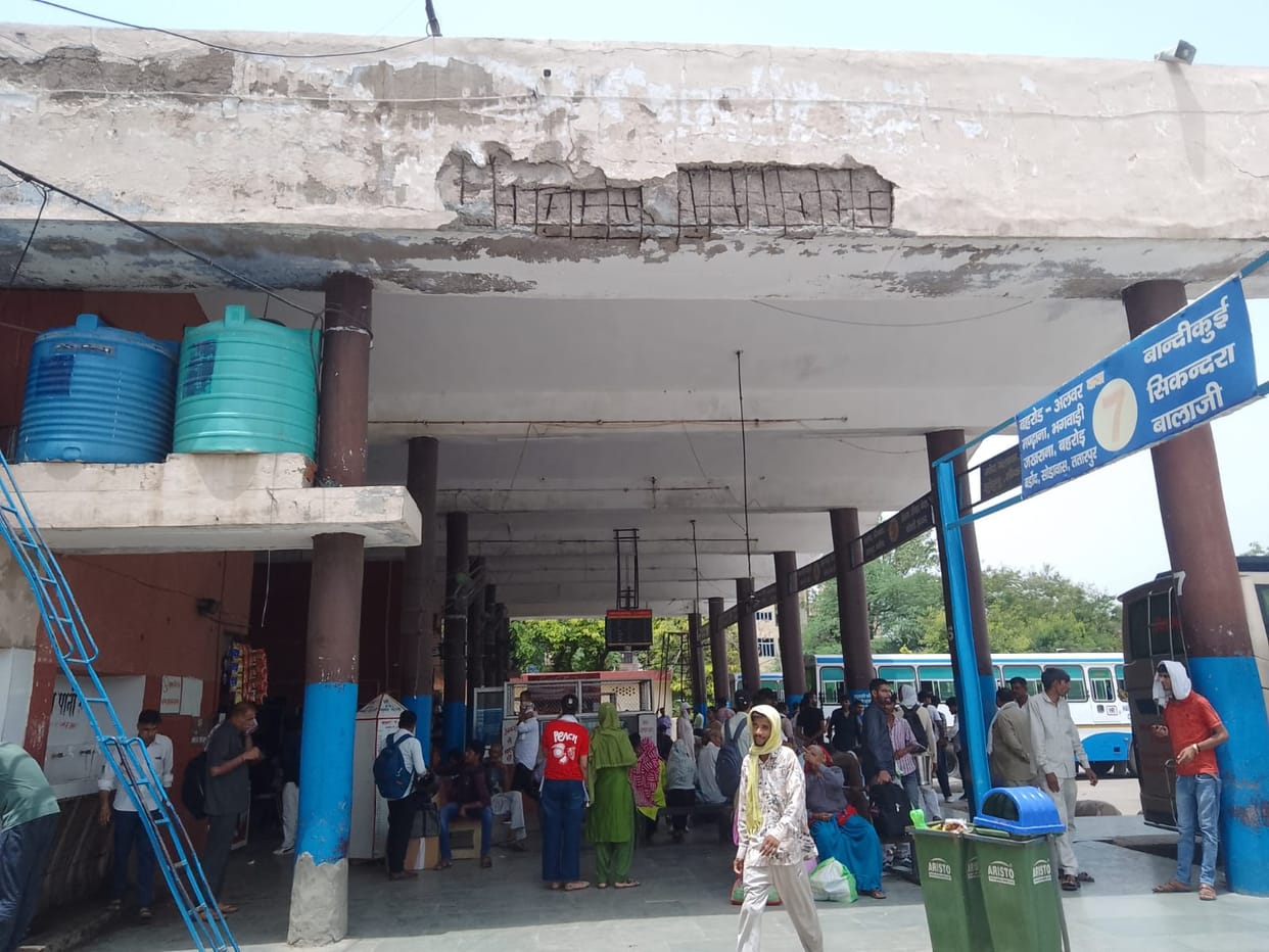Water leaks from the bus stand building's roof; risk of accidents.